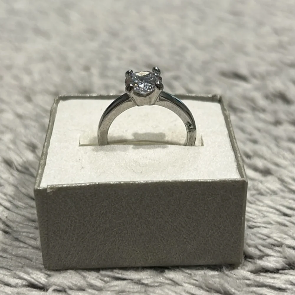Costume Jewelry size 8 solitaire ring